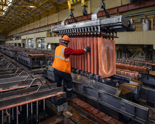 worker handling copper cathode sheets